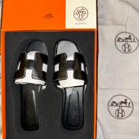 Hermès Black (Noir) Sandals - Picture 2 of 3